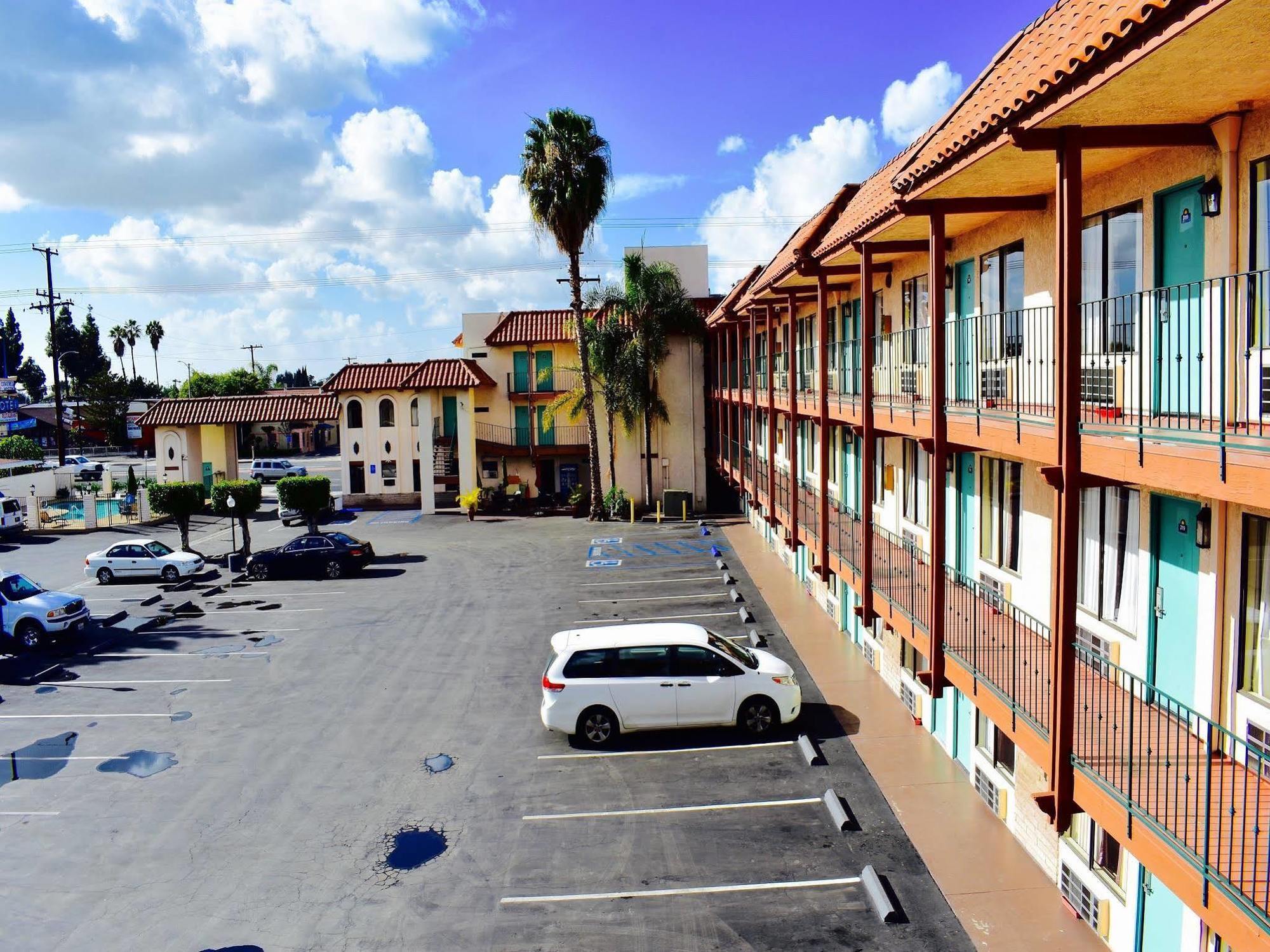 Days Inn By Wyndham Anaheim Near The Park Dış mekan fotoğraf