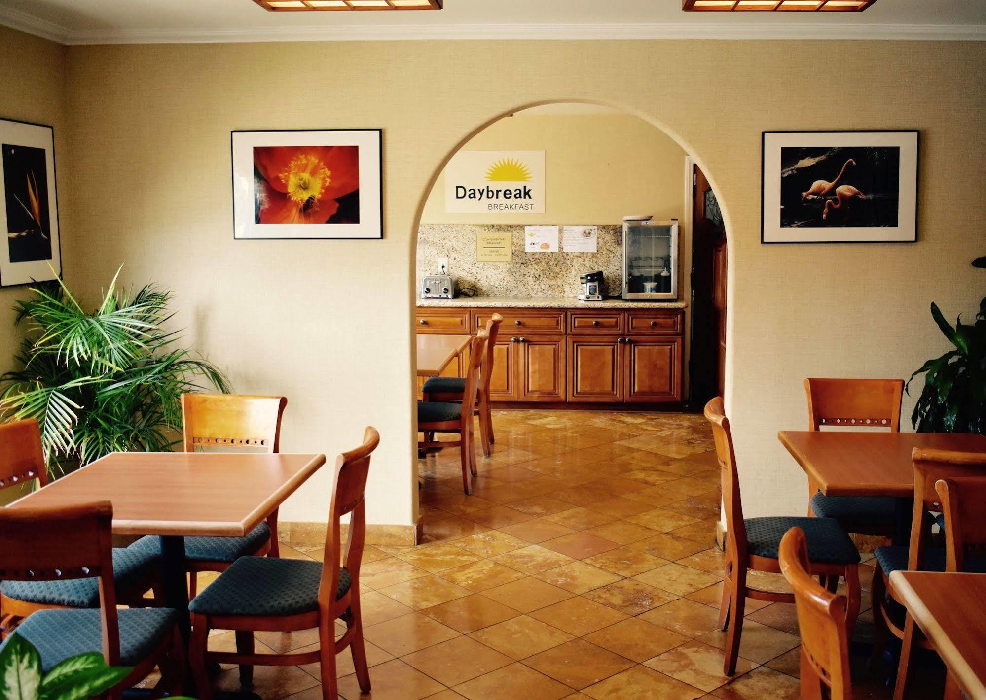 Days Inn By Wyndham Anaheim Near The Park Dış mekan fotoğraf