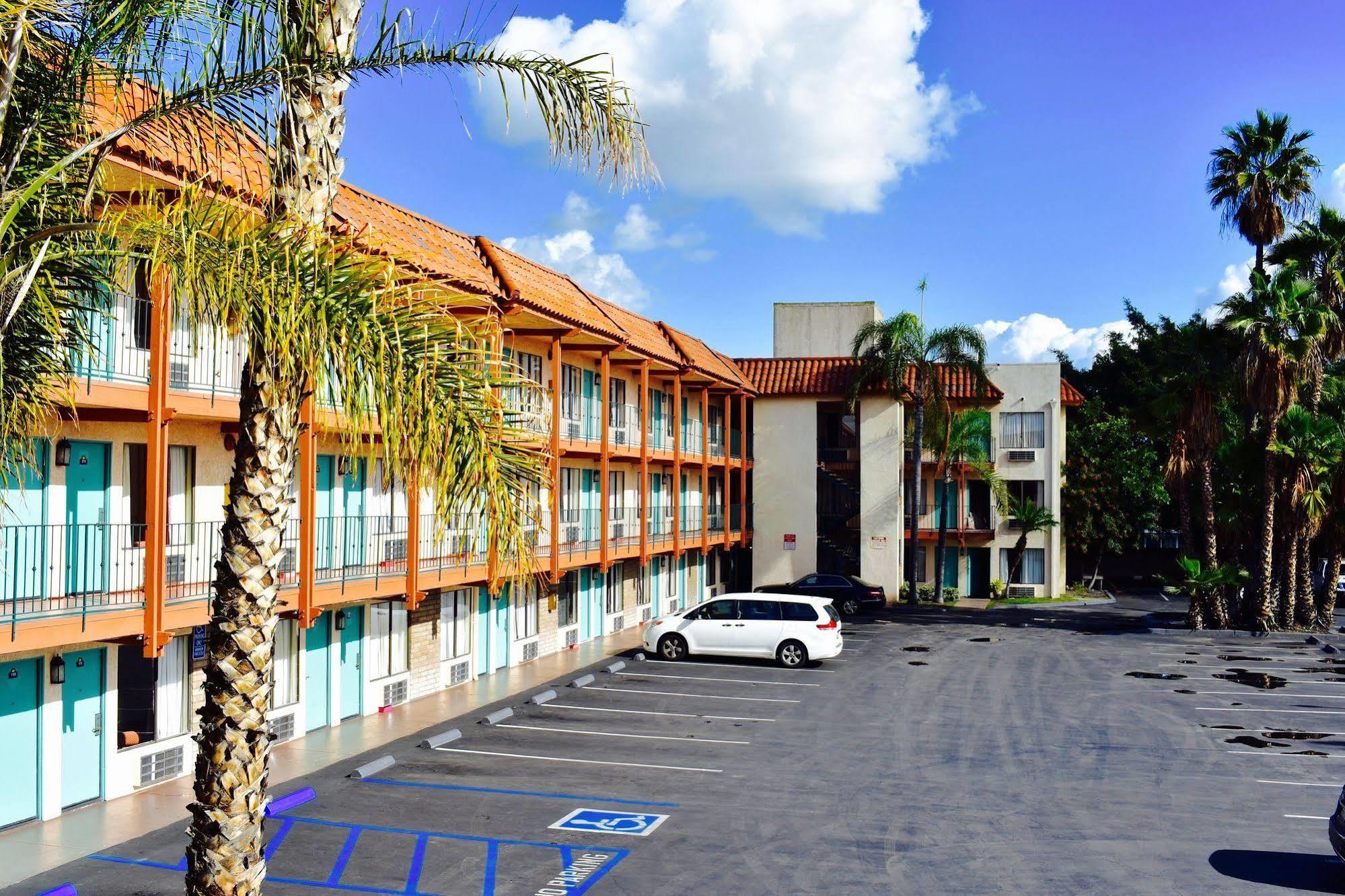Days Inn By Wyndham Anaheim Near The Park Dış mekan fotoğraf
